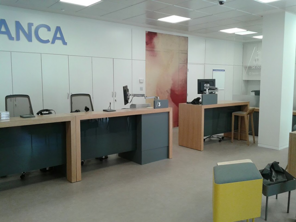 Reforma parcial y mejora de imagen de oficina Abanca en la Calle Benito Corbal de Pontevedra - Dicsa Construcción