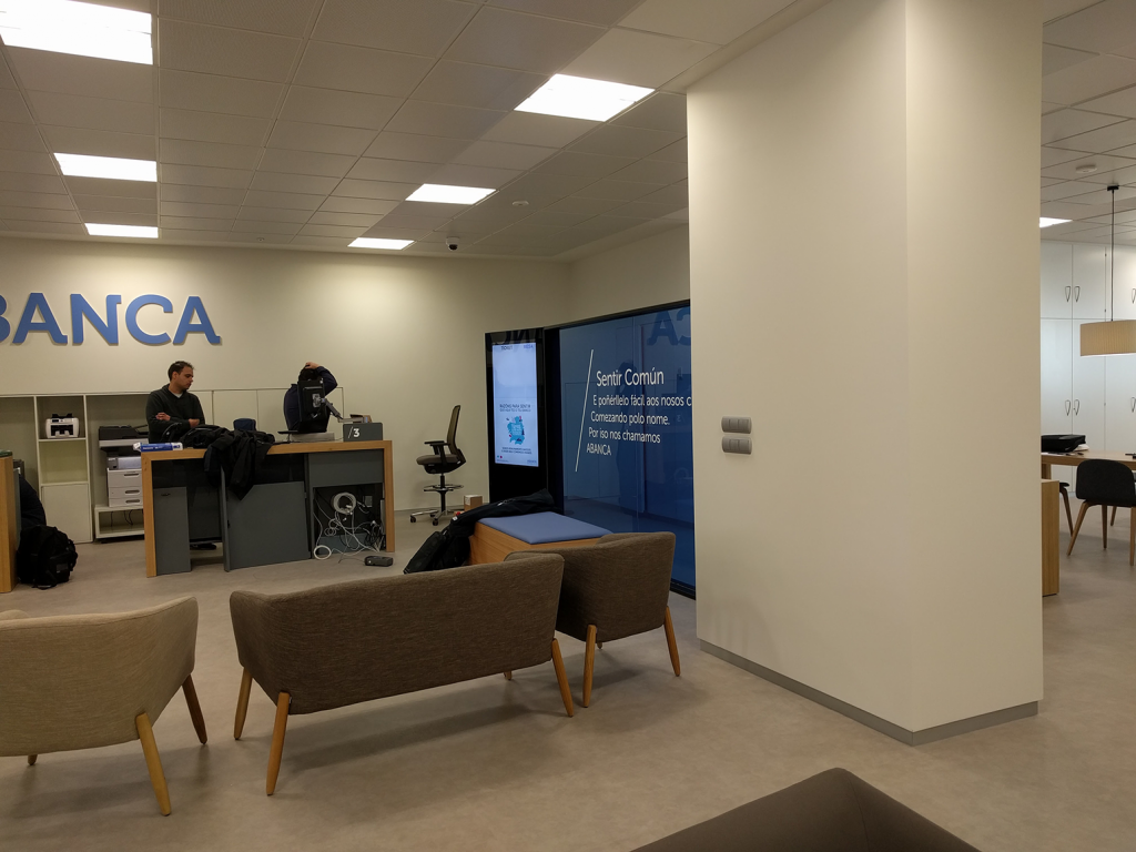 Reforma parcial y mejora de imagen de oficina Abanca en la Calle Benito Corbal de Pontevedra - Dicsa Construcción