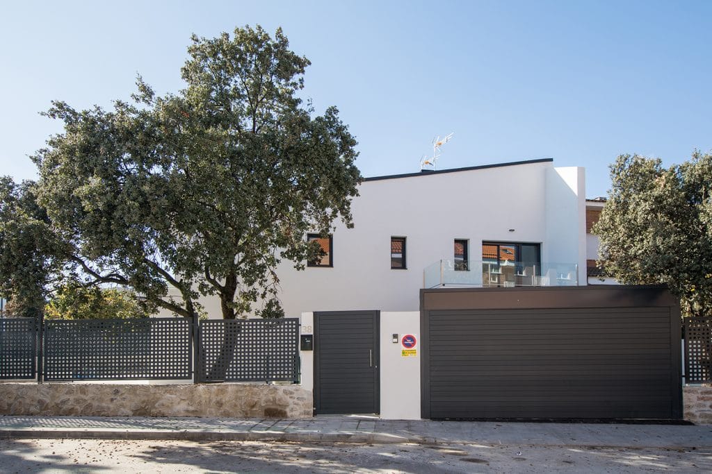 Residencial-ZOE51-vivienda-unifamiliar-pareada-y-piscina-1024x683-1